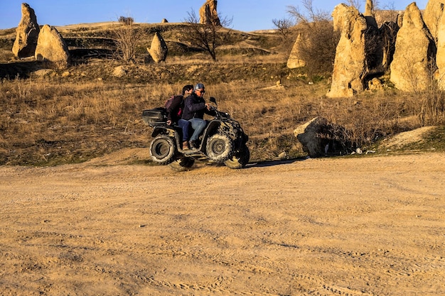 터키의 산 풍경에서 ATV 쿼드 바이크