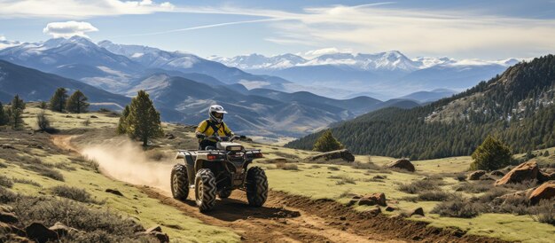 高原の道路上の ATV