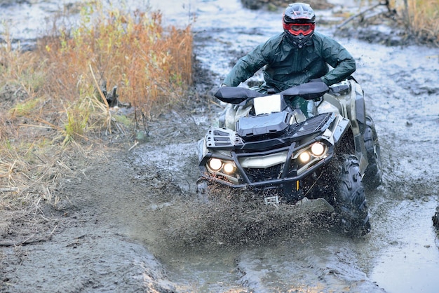 ATV и UTV в действии на водной трассе с брызгами водной грязи. Экстремальная конкуренция. 4х4.