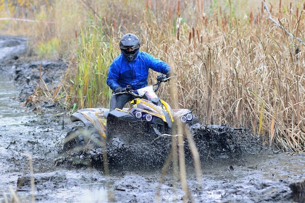 ATV и UTV в действии на водной трассе с брызгами водной грязи. Экстремальная конкуренция. 4х4.