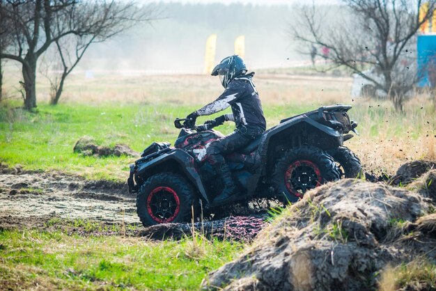 ATV UTV buggy 4x4 offroad-voertuig in de modder en het stof Extreme adrenaline