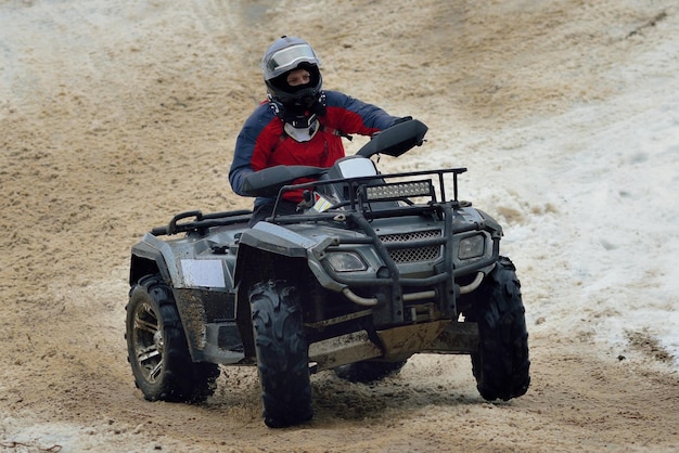 Photo atv and utv driving in mud and snow at winter