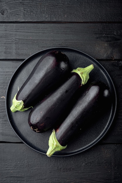 aubergine, aubergine biologische rijpe hele groenten set, op zwarte houten tafel