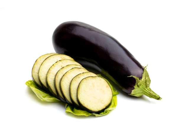 Photo aubergine or eggplant on white background