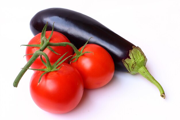 Aubergine en tomaten geïsoleerd op een witte achtergrond