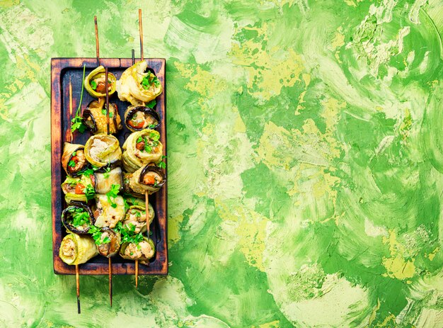 Foto aubergine met vlees op spiesjes