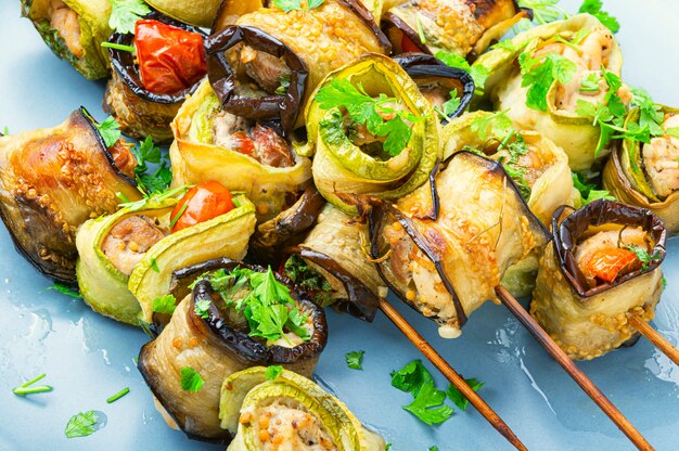 Aubergine met vlees op spiesjes