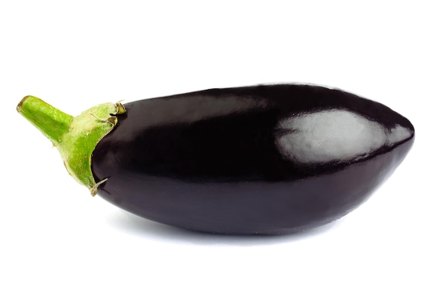 Aubergine of aubergine geïsoleerd op witte achtergrond