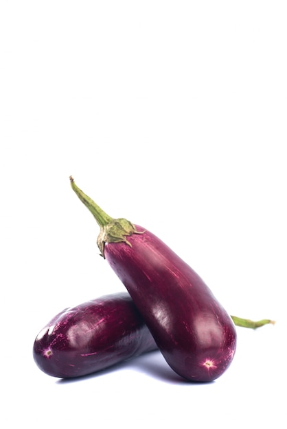 Aubergine of aubergine of eierplant geïsoleerd.