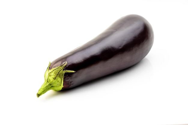 Aubergine of aubergine op witte achtergrond