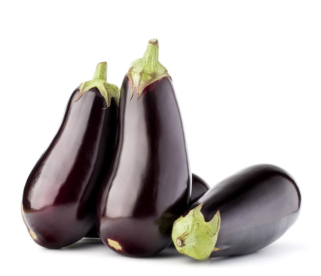 Aubergine of auberginegroente die op wit knipsel wordt geïsoleerd als achtergrond