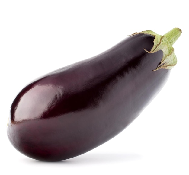 Aubergine of auberginegroente die op wit knipsel wordt geïsoleerd als achtergrond