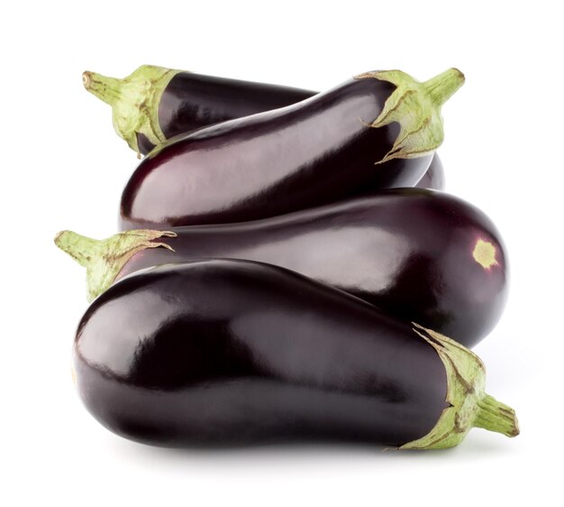 Aubergine of auberginegroente die op wit knipsel wordt geïsoleerd als achtergrond