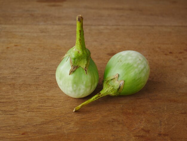 aubergine op houten tafel biologisch plantaardig voedsel