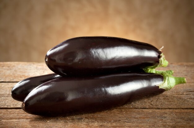 Aubergine op oude houten tafel