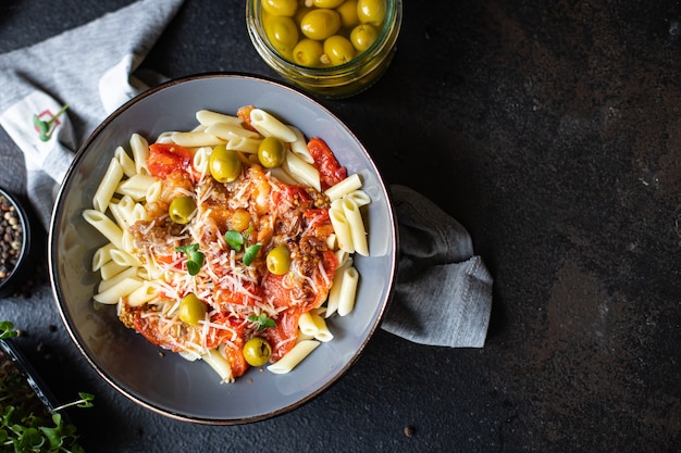 Aubergine penne Pasta alla Norma of Amatriciana guanciale Rigatoni tomatensaus