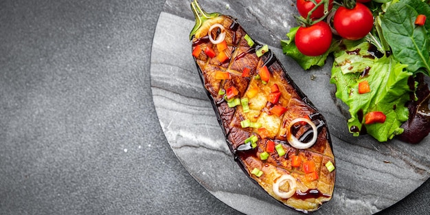 aubergine salade groene bladeren gebakken groente maaltijd snack op tafel kopie ruimte voedsel achtergrond