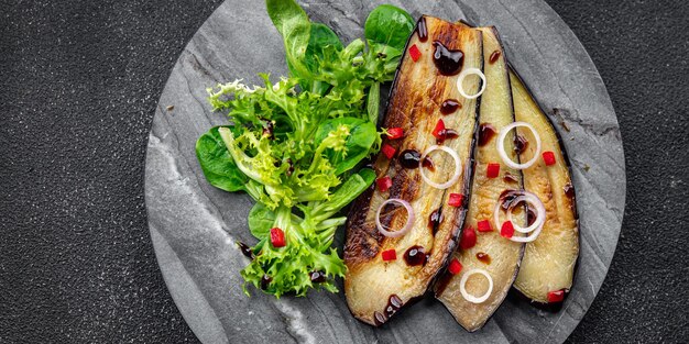 aubergine salade snack gebakken aubergine plakjes groene salade laat gezonde maaltijd eten op tafel