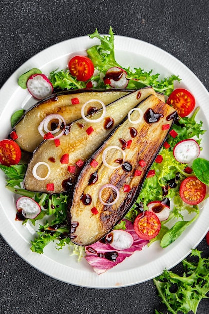 aubergine schotel tomaat peper groene bladeren gebakken groente snack op tafel kopie ruimte eten