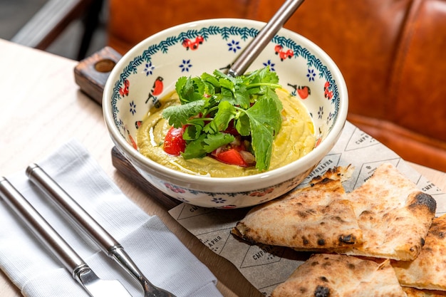 Foto auberginekaviaar gegarneerd met verse kruiden en gebak