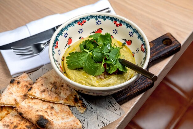 Auberginekaviaar gegarneerd met verse kruiden en gebak