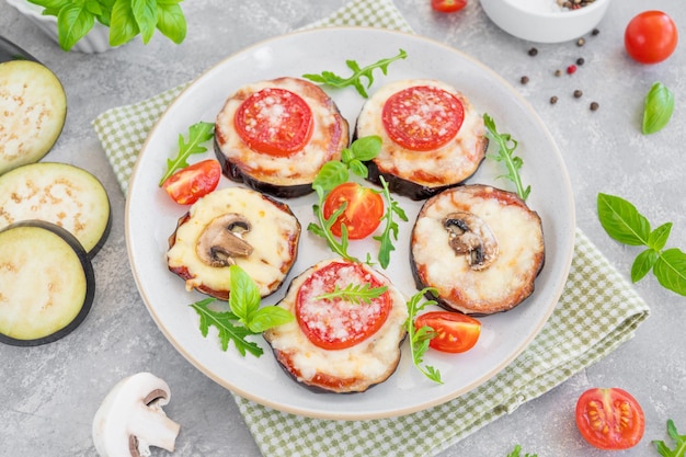 Auberginepizza met tomatensaus mozzarella champignons en verse basilicum Vegetarisch gerecht