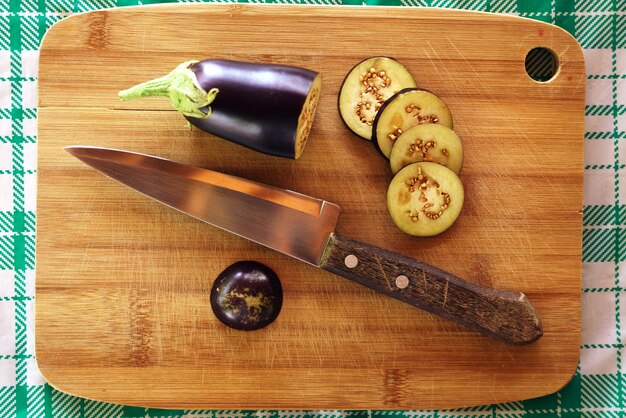 Aubergineplakken op snijplank