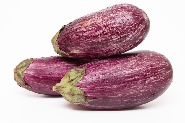 Aubergines op een witte achtergrond worden geïsoleerd die.