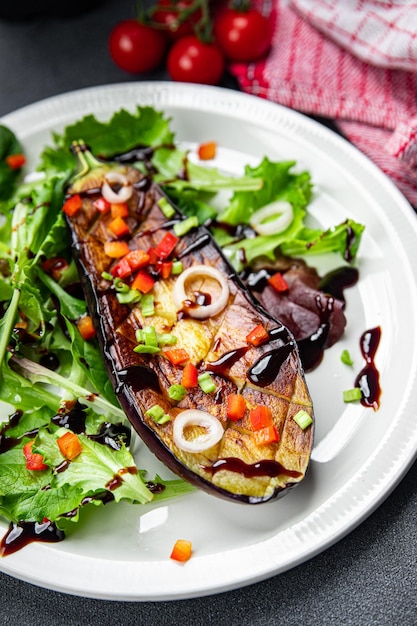 auberginesalade gebakken met groenten gezonde maaltijd voedsel snack op tafel kopie ruimte voedsel