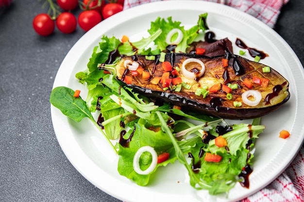 auberginesalade gebakken met groenten gezonde maaltijd voedsel snack op tafel kopie ruimte voedsel