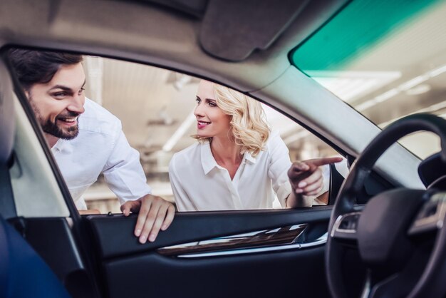 Aucasian paar kijken naar nieuwe auto