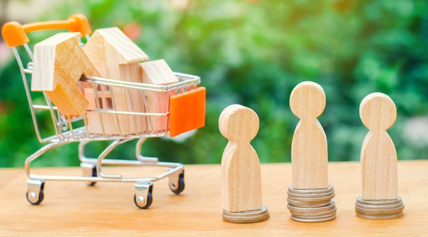 Foto asta, vendita pubblica immobiliare. casa di legno, carrello del supermercato, persone.