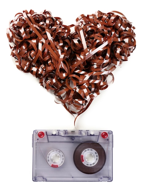 Аудиокассета с магнитной лентой в форме сердца, изолированная на белом