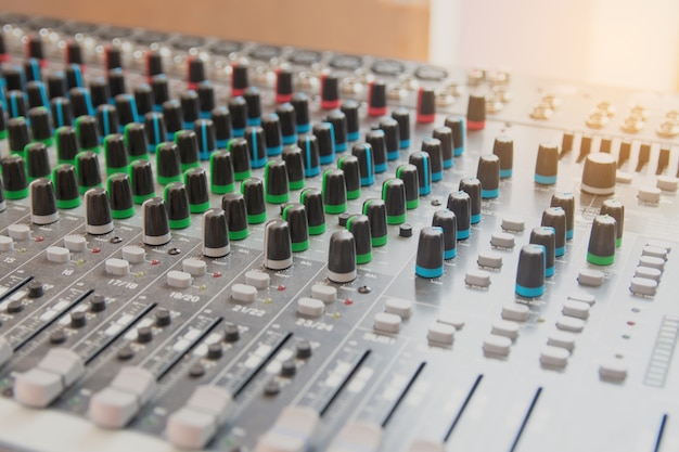 Audio geluid mixer bedieningspaneel. geluidsconsole knoppen om het volume aan te passen