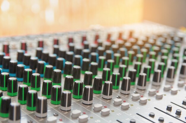 Audio geluid mixer bedieningspaneel.