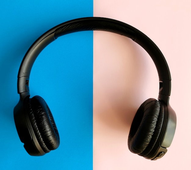 Foto cuffie audio su una parete blu e rosa. tempo di relax per la musica