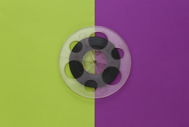 Audio magneetband. Filmrol op een paars groen. Retro stijl