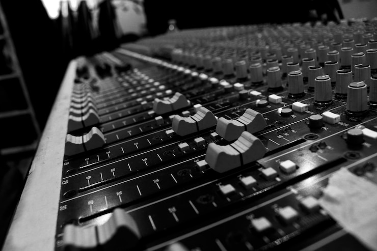 Foto audio mixer dit hulpmiddel wordt gebruikt om verschillende geluiden te mixen meestal gebruikt in muziekstudio's opnamestudio's en muziekconcerten monochrome fotografie