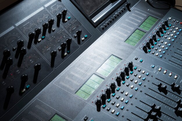 Audio mixing console