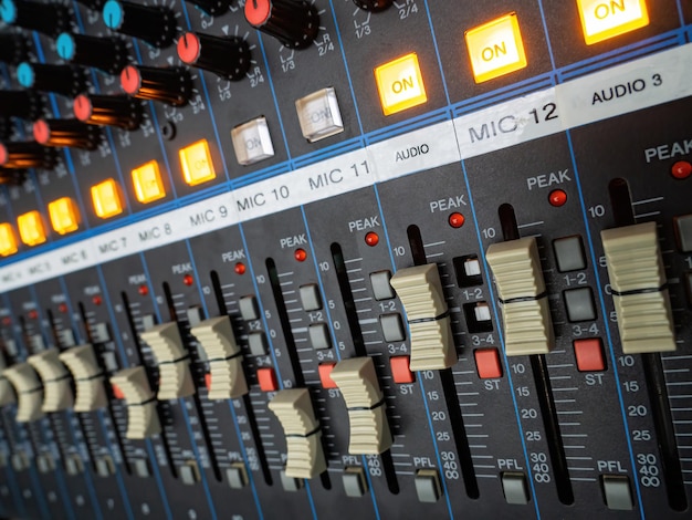 Foto mixer audio audio, ingegnere del suono strumento professionale.