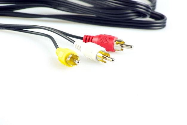 Audio visuele kabels geïsoleerd op wit