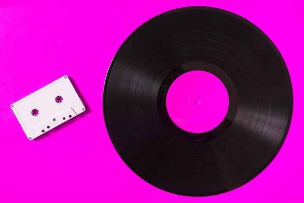 사진 분홍색 배경에 오디오 흰색 카세트 테이프 및 비닐 레코드
