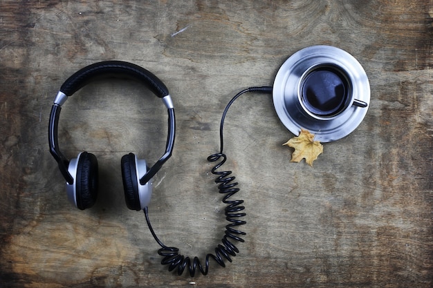 Audioboek-koptelefoon en boek op een houten tafel