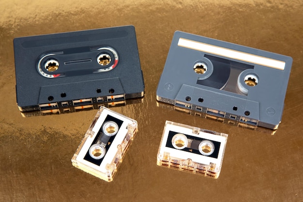 Audiocassette-apparaat voor het werken met spraak- en journalistieke analoge audio-opname