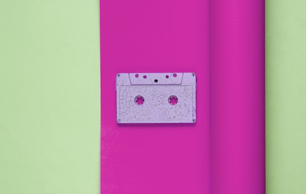 Audiocassette op verpakt papier achtergrond. Pastelkleurtrend, minimalistisch retro jaren 80 stilleven. Bovenaanzicht