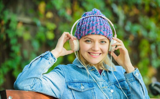 Audiomedia en boeken moderne technologie in plaats van lezen ontspannen in park hipster meisje met mp3-speler audioboekstijl en muziek hipster vrouw in koptelefoon luisteren muziek in park