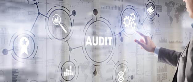 Foto audit controllo dei rendiconti finanziari dell'azienda imprenditore che tocca l'audit sullo schermo virtuale 3d