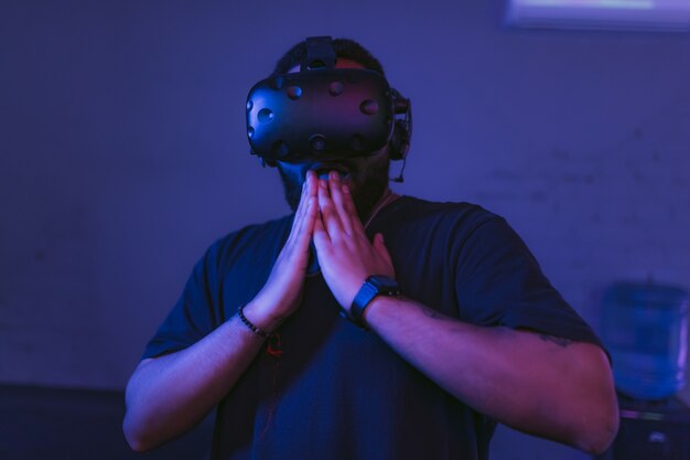 Augmented reality. Man verrast in Vr-helm