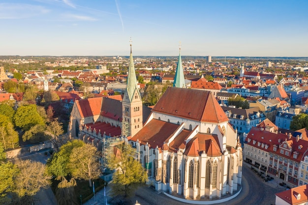 Photo augsburg cathedral with a view of the sunrise.