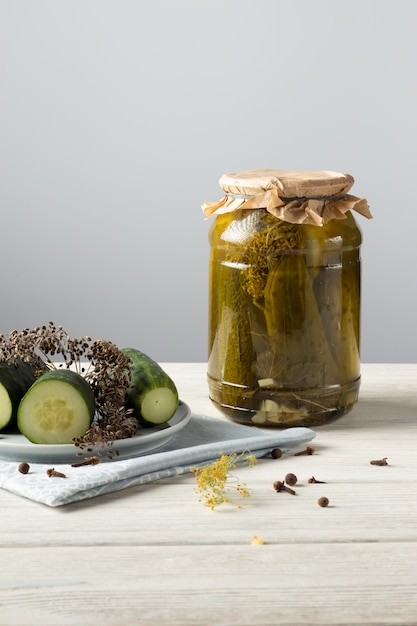 Augurken. Pickles. Gezouten Komkommers Stilleven Zelfgemaakte ingemaakte komkommers in een glazen pot